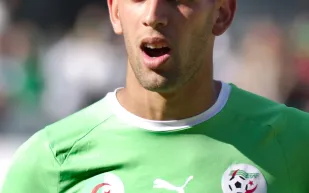 قائد المنتخب الجزائري يرد بقسوة على احلام