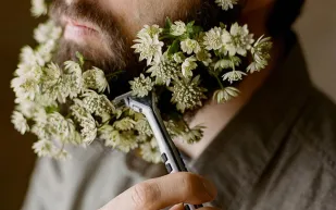 صور: بعد رجولية باب الحارة شباب يزينون لحاهم بالزهور