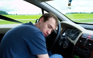 مقعد ينبه صاحبه لدى النوم أثناء القيادة