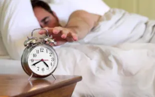 العاشقون للاستيقاظ باكرا.. أكثر ميلا للخيانة!