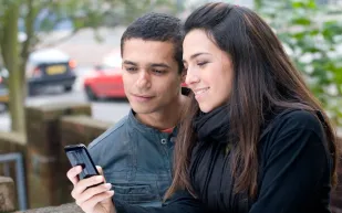 حذار ....تطبيق يرصد تحركات الشريك عند الشك في إخلاصه