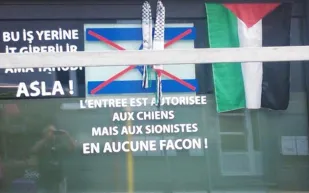 مقهى بلجيكي يمنع دخول اليهود ويسمح للكلاب احتجاجاً على حرب غزة..بالصورة