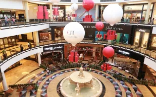 مول الإمارات يتزين بديكورات فنية من كارولينا هيريرا