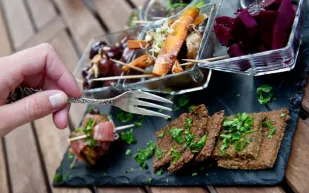 مطعم يقدم الطعام على طريقة الإنسان البدائي ..!!  