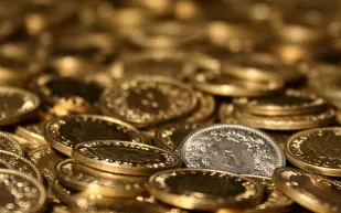 عمال بناء يعثرون على كنز كبير ويخفونه عن أصحاب المنزل