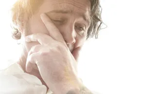 هل تفضل المرأة.. الرجل القادر على البكاء أمامها؟