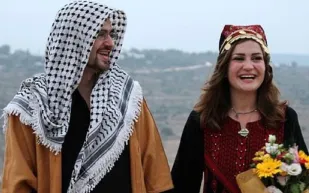 بالصور: أوروبيان يعقدان قرانهما في قرية فلسطينية