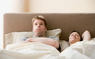 دراسة: النوم بجوار الزوجة يزيد غباء الرجل