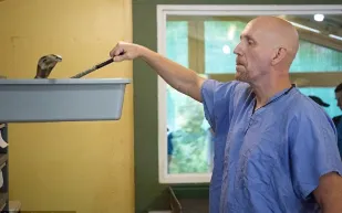 صاحب أخطر مهنة في العالم..بالصور