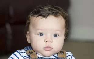 طفل أبيض من أم سوداء يحدث ضجة في عالم الموضة..بالصور