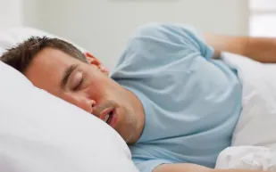 لماذا نشعر بالسقوط أثناء النوم؟