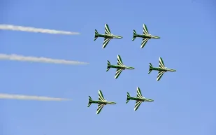 صور : السعوديون يحتفلون بالذكرى ال84 لتوحيد المملكة براً وجواً 