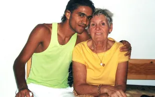 عجوز بريطانية تتزوج شابا تونسيا لكن الفرحة لم تتم..بالصور