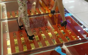 بالصور...المتسوقون في “مول” بالصين يسيرون على كنز من ذهب