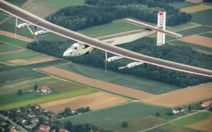 ماهي الطائرة التي ستقلع من أبوظبي في أول رحلة حول العالم بالطاقة الشمسية؟