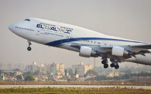 يهود متدينون يحولون رحلة العال إلى كابوس استمر 11 ساعة 