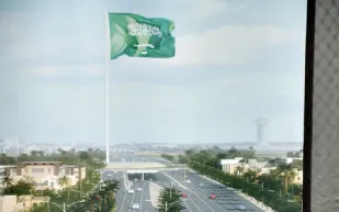 بالفيديو.. سعودي يتسلق أعلى سارية في العالم ويدشنها بـ"سلفي"