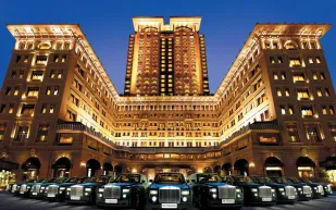 فنادق تدلل نزلائها بطائرات وسيارات فخمة