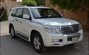 سعودية تهدي زوجها سيارة فاخرة