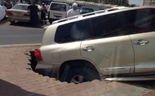 صور.. انهيار رصيف يبتلع لاند كروزر في العين