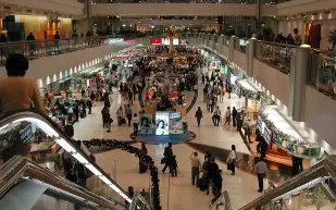 رجل أعمال يعزو ترك زوجته وابنته في المطار إلى خوفه من أهله