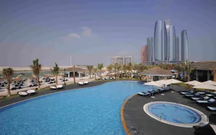 سيارات فاخرة مهجورة في الامارات