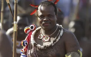 ملك سوازيلاند يُؤَمِّن عذرية زوجات المستقبل بـ 11 إسترليني