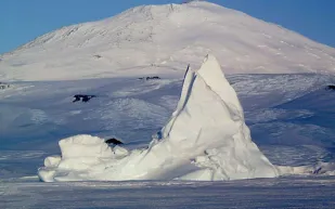 لماذا يذوب الجليد على القطب الشمالي بينما يزداد على القطب الجنوبي؟