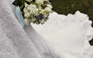 عروس "مقعدة" تفاجئ الضيوف وتسير نحو زوجها