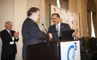 جيمي كارتي وخلف الحبتور يعلنان عن مبادرة سلام 