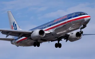 بالفيديو... لحظات الرعب على متن طائرة أمريكية تصدعت جدرانها