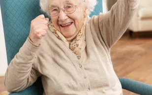 بالفيديو..مسنة روسية تتزوج عن عمر يناهز 101 عام