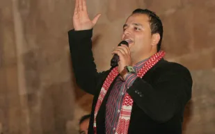 رصاصة طائشة تصيب مغني أردني في فمه خلال أحد الأعراس