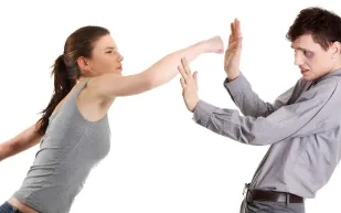 بالفيديو.. فتاة هندية تلقن متحرش درسًا قاسيًا