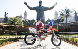 فيديو..مغامرة مدهشة لراكب دراجة يقفز فوق طائرة