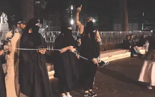 فيديو...عرض 4 فتيات للبيع في مزاد علني بلندن