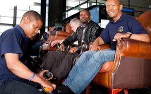 كيف تمكن هذا الرجل من صنع الملايين بتلميع الأحذية؟