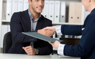 6 أسرار ليحظي الرجل بطلة أنيقة في مقابلات العمل