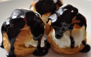 حلوى مجانية لكل رجل لا يحلق شاربه في دبي