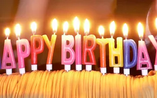 بالفيديو: أمريكي يحتفل بعيد ميلاد زوجته في 22 دولة