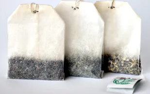 لا تلقي أكياس الشاي بعد استعمالها.. هي توفّر عليك الكثير من النقود