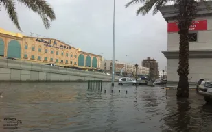 بالفيديو: هكذا قرر شاب سعودي حماية سيارته من الغرق