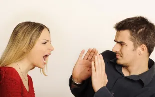 بالفيديو: رجال يخافون من شابة حسناء.. والسبب