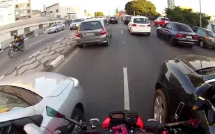 شاهد: سائق غاضب يدهس أحد المشاة لأنه عبر الشارع ببطء