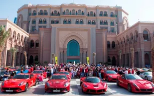 نادي مالكي سيارات فيراري بالإمارات في موكب رائع