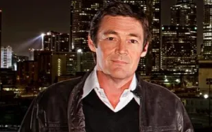 بالفيديو...مراسل أسترالي يتعرض لحادث غريب على الهواء