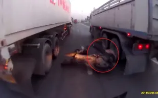 فيديو...سائق دراجة نارية ينجو من حادث كاد يودي بحياته