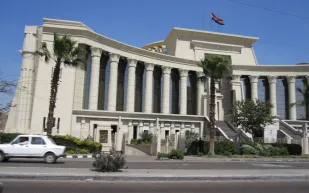 مصرية طلبت الطلاق.. فمات زوجها أمام القاضي.. فصرخت: “هتسيبنا لمين؟”