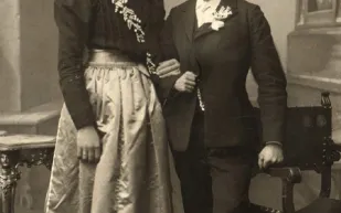 صور نادرة لرجال القرن الـ19 بملابس النساء