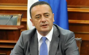 بالفيديو.. وزير يتعرض لضربة بكرة ثلجية خلال حديث تلفزيوني